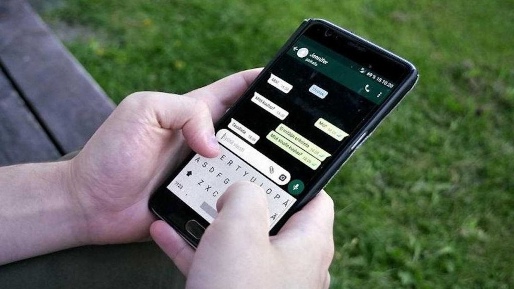 Come si manda la posizione su WhatsApp 1